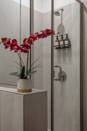 Shower, hair dryer, towels, soap - Feel@Home I Rosenberg I Lakeview (Rosenberg)