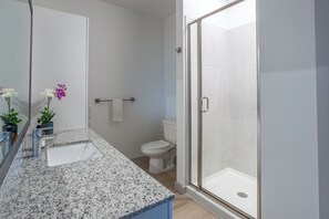 Douche, sèche-cheveux, serviettes fournies, savon
