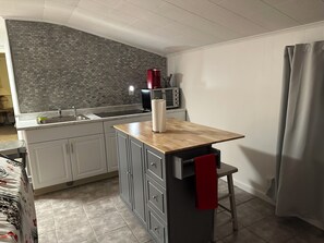 Réfrigérateur, micro-ondes, plaque de cuisson, cafetière/bouilloire