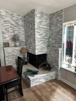 Interior - 3-bedroom house in  Gulf Breeze Fl .  WiFi.  Minutes to Pensacola Beach (Gulf Breeze)