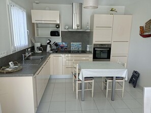 Kühlschrank, Kochgeschirr/Geschirr/Besteck