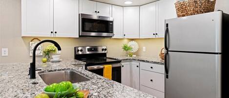 Refrigerador, microondas, horno y parrilla de estufa