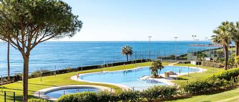 Lämmitetty uima-allas