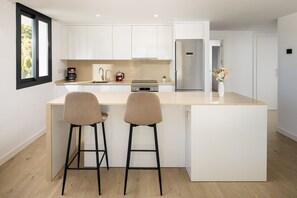 Fridge, oven, dishwasher, coffee/tea maker