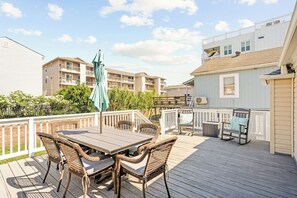 Outdoor dining - CB Surf House|Charming Beach House 2mins to Beach (Carolina Beach)