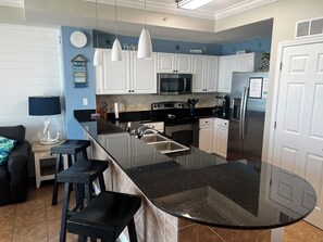 Køleskab, mikrobølgeovn, ovn, kogeplade