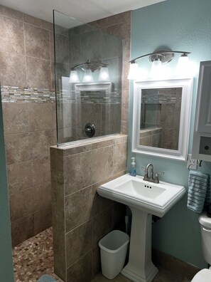 Een douche, een haardroger, handdoeken