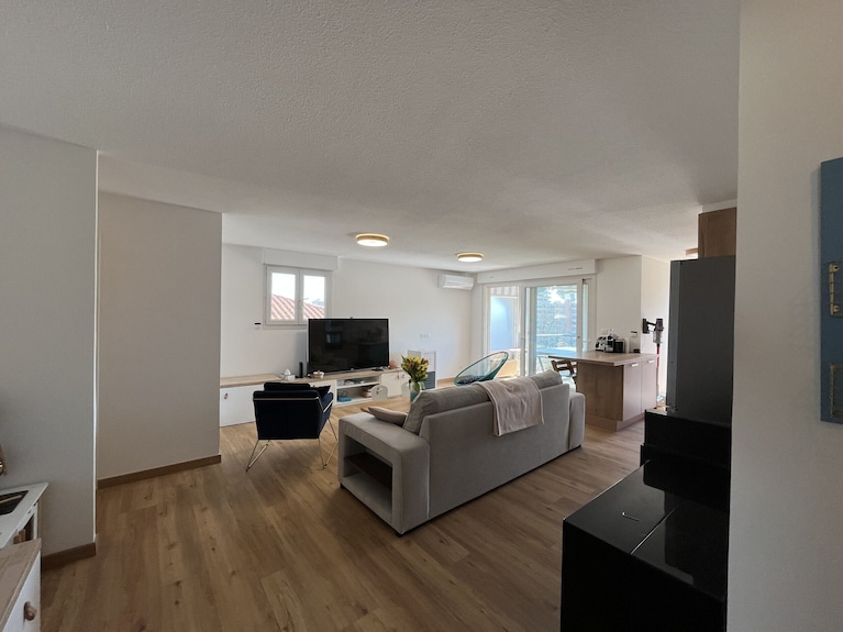 Port Frejus, Rare To Rent Last Floor Housing, Air Conditioned, New Condition, Very Nice Services, For 8 People, Closed Garage - Fréjus