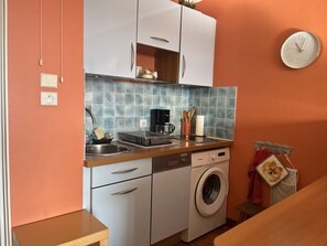 Réfrigérateur, micro-ondes, plaque de cuisson, lave-vaisselle
