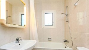 House, 4 Bedrooms | Bathroom - Global Carlos - By Global Rental Holidays 20617 (Cambrils)