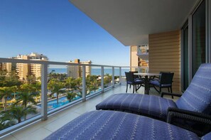 Outdoor dining - Tranquil 2-bedroom hotel suites in Marco Island with AC, WiFi (Marco Island)