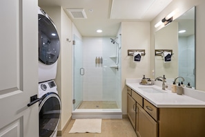 Douche, séchoir à cheveux, serviettes fournies