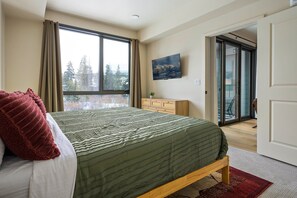 2 bedrooms, iron/ironing board, travel cot, free WiFi - Downtown WP Loft 209 I Great Views I Hot Tub I Heated Garage I Discounted Attractions (Winter Park)