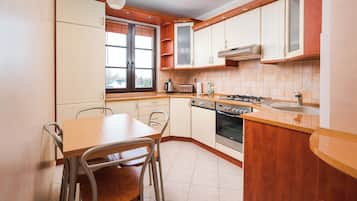 Jääkaappi, mikroaaltouuni, uuni, liesi