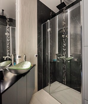Shower, hair dryer, towels, soap - Wiejska Glamour Apartment (Warszawa)