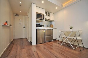 Réfrigérateur, micro-ondes, plaque de cuisson, lave-vaisselle