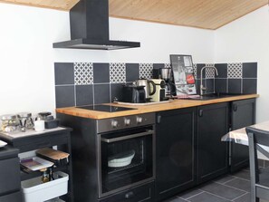 Réfrigérateur, lave-vaisselle, cafetière/bouilloire, grille-pain