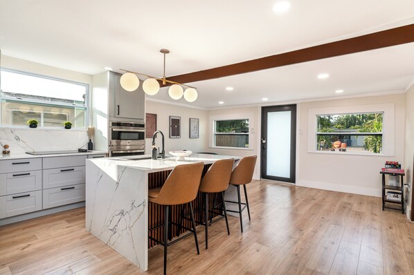 Een koelkast, een microgolfoven, een oven, een kookplaat