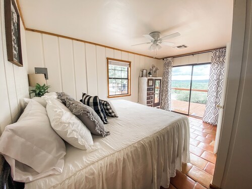 Legacy Farmstead- Rock Refuge- Hilltop Views