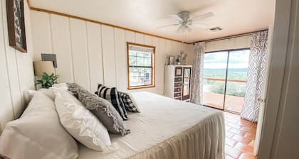 Legacy Farmstead- Rock Refuge- Hilltop Views