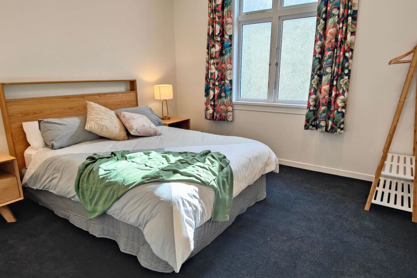 2 bedrooms, desk, WiFi