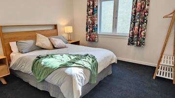 2 bedrooms, desk, WiFi