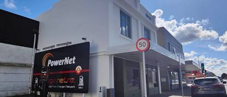 Een gebouw met een PowerNet bord en een snelheidslimiet van 50 km/u.