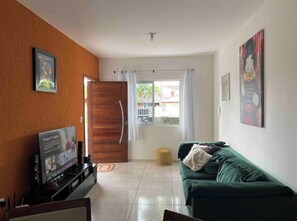 Televisor intel·ligent i llibres 