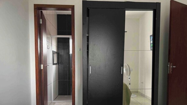 Una camera da letto con un letto, un armadio e una porta che dà su un bagno.