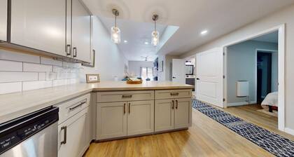 Ski-in Ski-out | Updated | High Ceilings | Gold Creek 204