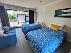 4 Schlafzimmer, Schreibtisch, Bügeleisen/Bügelbrett, Reisekinderbett