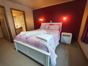 3 chambres, fer et planche à repasser, Wi-Fi, draps fournis