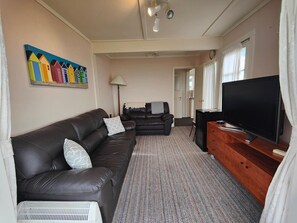 TV, fireplace - Riverton Beach Bliss Retreat (Riverton / Aparima)
