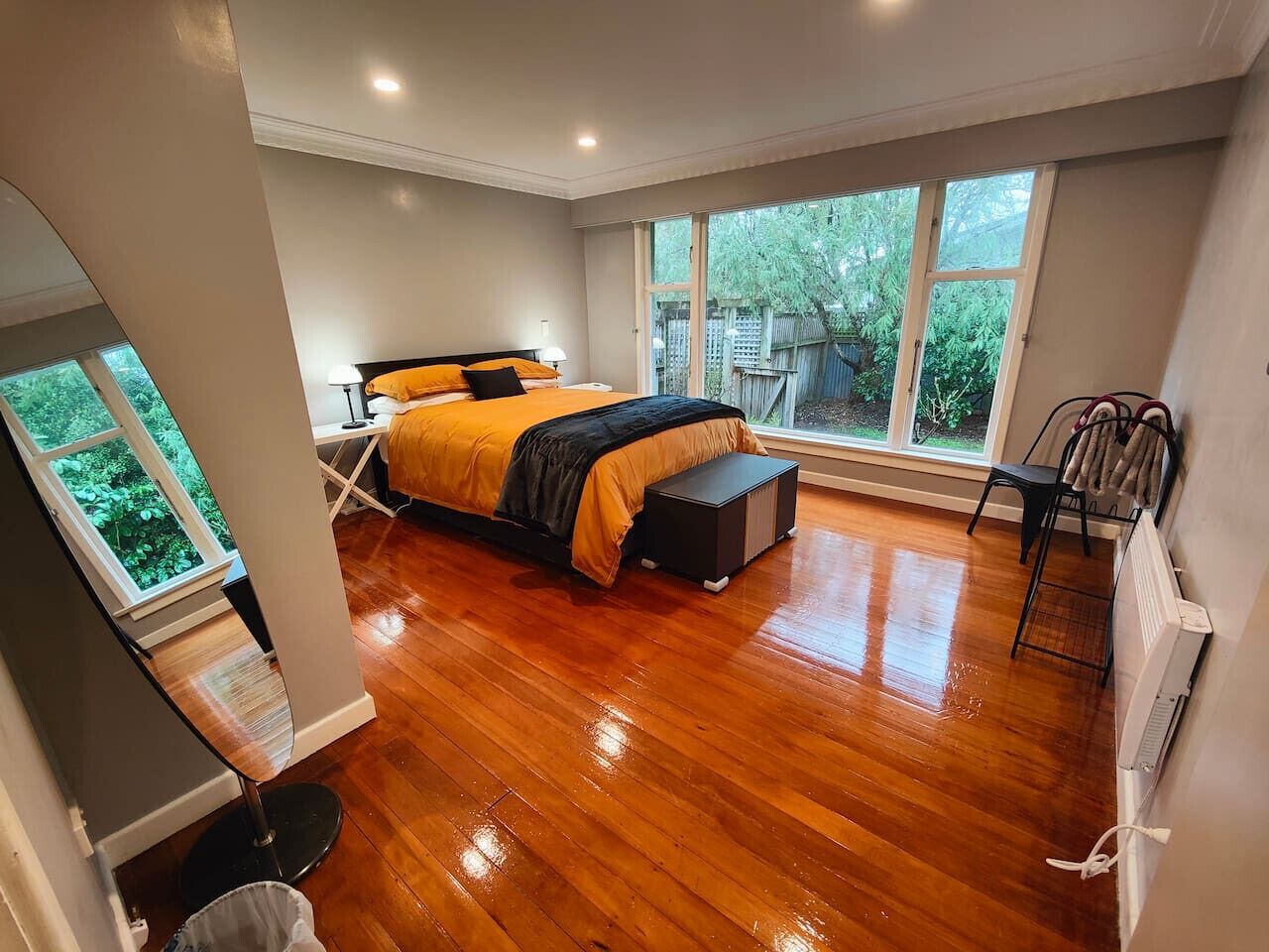 Desk, iron/ironing board, WiFi, bed sheets