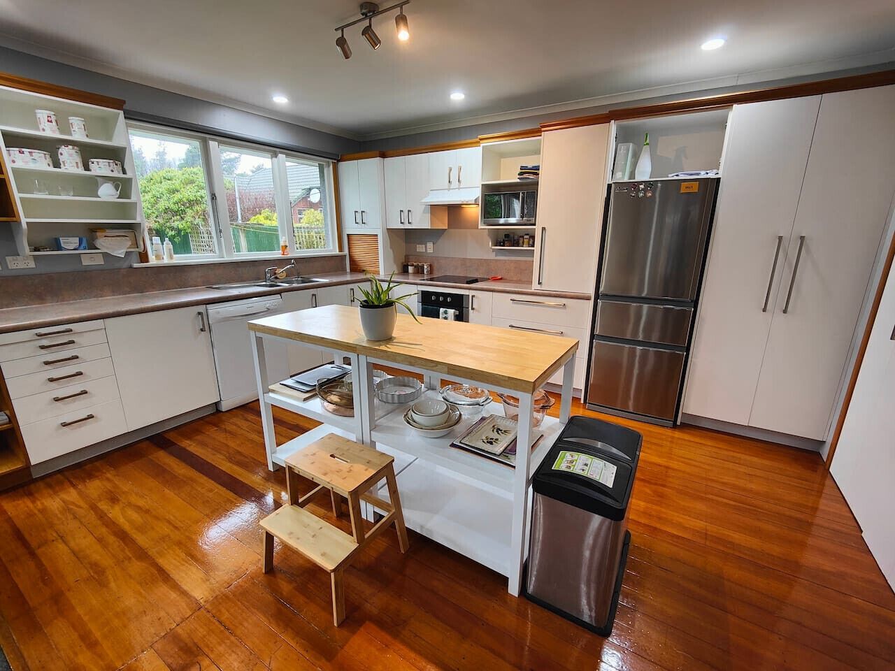 Køleskab, mikrobølgeovn, ovn, kogeplade