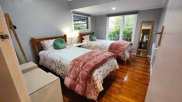 Desk, iron/ironing board, WiFi, bed sheets