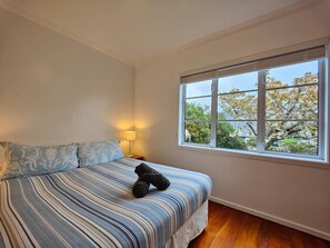 2 bedrooms, desk, WiFi