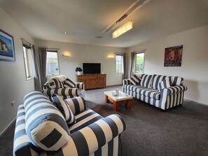 TV - Invercargill Quiet in the Court (Invercargill)