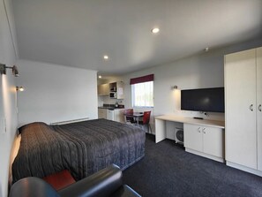 Een bureau, wifi, beddengoed