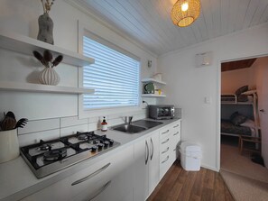 Réfrigérateur, four, plaque de cuisson, grille-pain