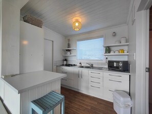 Køleskab, ovn, kogeplade, brødrister