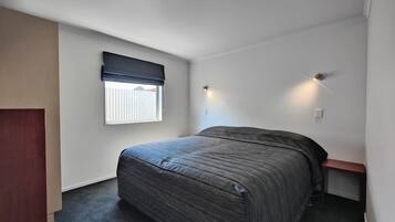 2 bedrooms, desk, iron/ironing board, travel crib