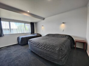 2 Schlafzimmer, Schreibtisch, Bügeleisen/Bügelbrett, Reisekinderbett