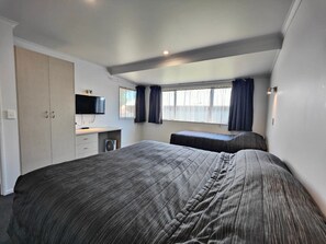 2 habitaciones, escritorio y tabla de planchar con plancha 