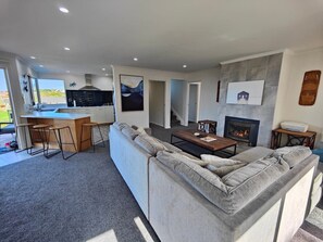 TV, fireplace - Riverton Helm`s Deep (Riverton / Aparima)