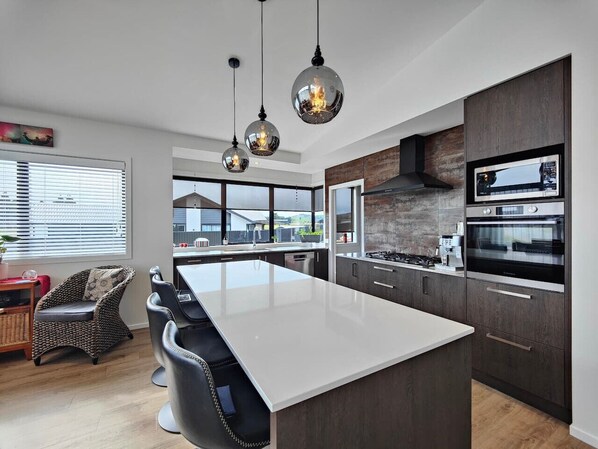 Frigorífico, microondas, horno y placa de cocina