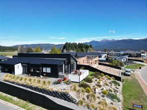 Una zona residenziale moderna con diverse case, un vialetto lastricato e un cartello che indica 'CHAMBER COURT'.