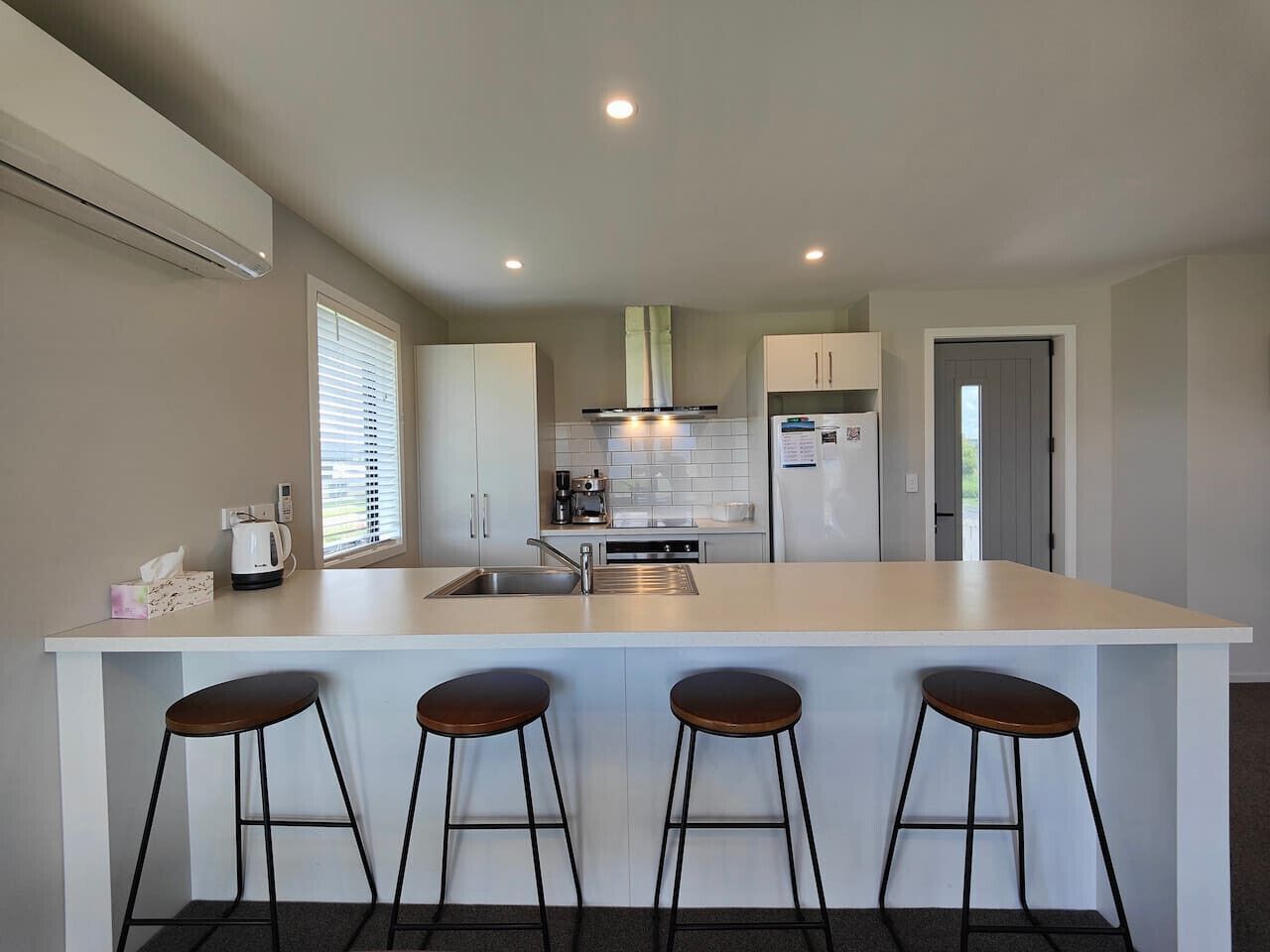 Kjøleskap, mikrobølgeovn, ovn og kokeplater