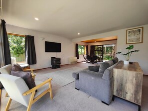 TV - Te Anau Happy Days Hideaway (Te Anau)