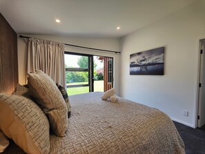 4 bedrooms, WiFi, bed sheets - Te Anau Happy Days Hideaway (Te Anau)